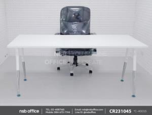 โต๊ะทำงานโล่งและและเก้าอี้ผู้บริหาร
