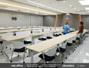 โต๊ะประชุมพับเก็บได้ล้อเลื่อนใช้งานคู่กันกับเก้าอี้อเนกประสงค์โพลี่ล้วนโครงขาเหล็กชุบโครเมี่ยม