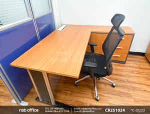 โต๊ะทำงานตัวแอล 3 ลิ้นชัก 2 บานเลื่อนใช้งานคู่กันกับเก้าอี้ผู้บริหารหลังเน็ต